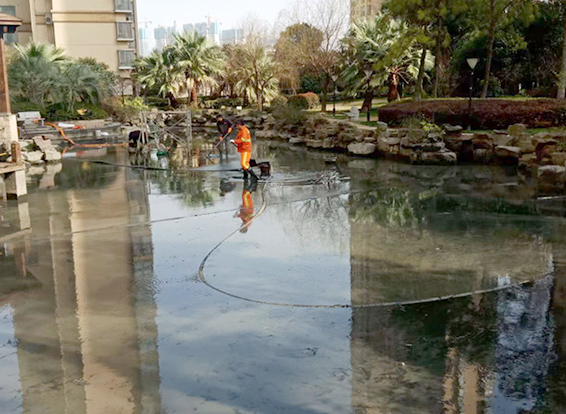 富裕景观池淤泥清理
