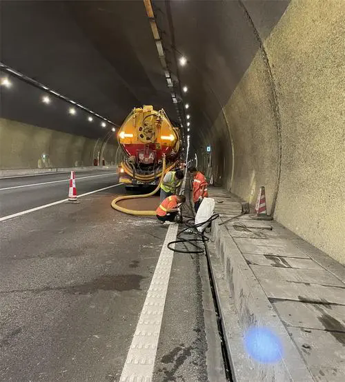 富裕隧道排水渠清淤